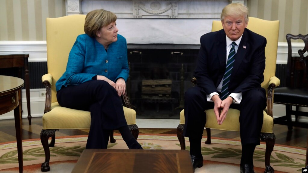 Trong cuộc gặp tại Phòng Bầu Dục hôm 17/3, bà Merkel đã hỏi “ông chủ” Nhà Trắng rằng liệu ông có muốn bắt tay không, nhưng đương kim tổng thống Mỹ vẫn không trả lời.