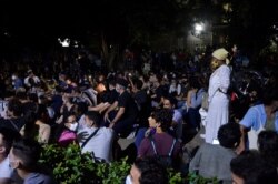 Hasta altas horas de la madrugada, jóvenes artistas cubanos se apostaron frente al Ministerio de Cultura, mientras un pequeño grupo dialogaba con el viceministro, Fernando Rojas. La Habana, 28 de noviembre de 2020.