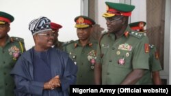 Gwamnan Oyo Abiola Ajimobi tare da Babban Hafsan Sojin Najeriya, Tukur Buratai 