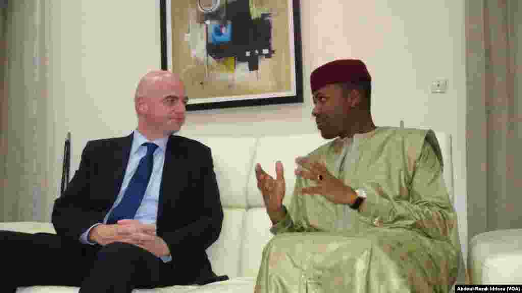 Gianni Infantino avec le ministre des sport, à Niamey, au Niger, le 27 février 2017.