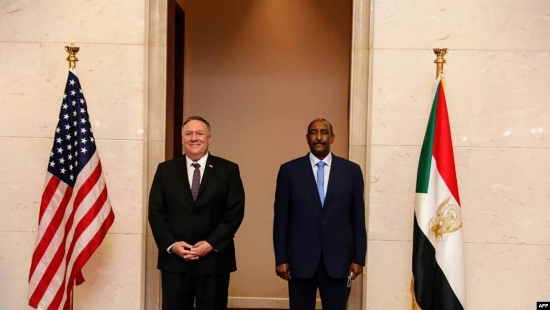 Menteri Luar Negeri AS Mike Pompeo (kiri) bersama Ketua Dewan Kedaulatan Sudan Jenderal Abdel Fattah al-Burhan di Khartoum, 25 Agustus 2020. (Foto: HO/Dewan Media Luar Negeri Sudan / AFP)