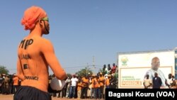 Un supporter de Rock Marc Christian Kaboré, candidat présidentiel du MPP lors d’un meeting le 23 novembre 2015 dans la ville de Saaba. (VOA/Bagassi Koura)