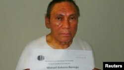 Noriega, en esta foto a los 77 años, a su llegada a Panamá.