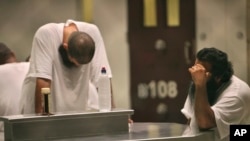 GuDeux tenus dans une salle à la prison de Guantanamo, 31 mai 2009.