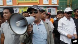 Pro-ruling party demonstrators stage a protest rally in front of National Assembly, in Phnom Penh, Cambodia, Monday, Oct. 26, 2015. 