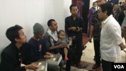 Menlu Retno Marsudi berbincang dengan sejumlah WNI yang berhasil dievakuasi dari Yaman, di Bandara Soekarno Hatta, Minggu, 5 April 2015. (Foto: VOA/Andylala)