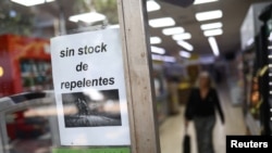 Un cartel que informa a los clientes que los repelentes de insectos están agotados se ve en un supermercado mientras los casos de dengue aumentan durante un brote importante, en Buenos Aires, Argentina, el 5 de abril de 2024.