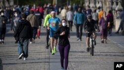 Građani na ulicama Madrida posle ublažavanja restrikcija, 3. maj 2020. (Foto: AP/Manu Fernandez)