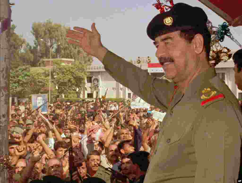 امروز در تاریخ: سال ۱۳۷۴- صدام حسین رئیس جمهوری عراق بعد از انتخاب دوباره و مراسم ادای سوگند در بغداد، برای هوادارانش دست تکان می دهد.&nbsp;