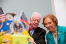 Mantan Presiden Jimmy Carter bersama mantan ibu negara Rosalynn Carter dalam perayaan ulang tahun ke-90 Jimmy Carter di Georgia Southwestern University, 4 Oktober 2014. (AP)