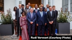 Président Félix Tshisekedi (1er rand, 2e à D., na bokutani na ministre-président ya etuka ya engumba mokonzi Bruxelles, Rudi Vervoort, na basali baye, na na Bruxelles, 20 septembre 2019. (Twitter/Rudi Vervoort)