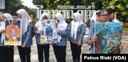 Siswa SMA Al-Muslim Sidoajo turut menyuarakan stop pemakaian plastik sekali pakai pada peringatan Hari Peduli Sampah Nasional 2025 di Surabaya (Petrus Riski/VOA)