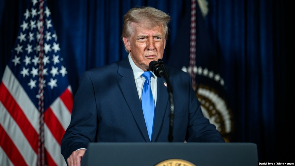 资料照片:2025年11月26日,美国总统唐纳德·特朗普在佛罗里达州棕榈滩的海湖庄园就两名国民警卫队士兵在华盛顿特区遭枪击事件向全国发表讲话。