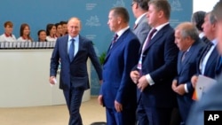 Presiden Rusia Vladimir Putin (kiri) tiba di pembukaan Forum Ekonomi Timur di Vladivostok, Rusia (4/9). 