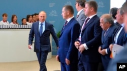 Tổng thống Nga Vladimir Putin (trái) đến dự buổi khai mạc Diễn đàn Kinh tế phương Đông ở Vladivostok, Nga, ngày 4 tháng 9, 2015.