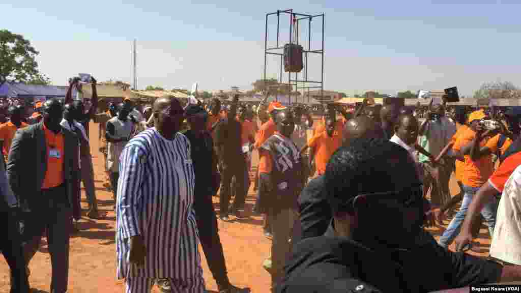 Rock Marc Christian Kaboré, candidat présidentiel du Mouvement du peuple pour le progrès (MPP) lors d&rsquo;un meeting lundi 23 novembre 2015 dans la ville de Saaba, dans la banlieue de Ouagadougou. (VOA/Bagassi Koura)