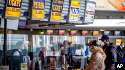 독일 프랑크푸르트 공항 이용객들이 출발이 임박한 항공권을 구매하고 있다. (자료사진)