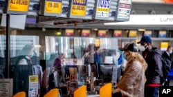 독일 프랑크푸르트 공항 이용객들이 마스크를 쓴 채 수속하고 있다. (자료사진)