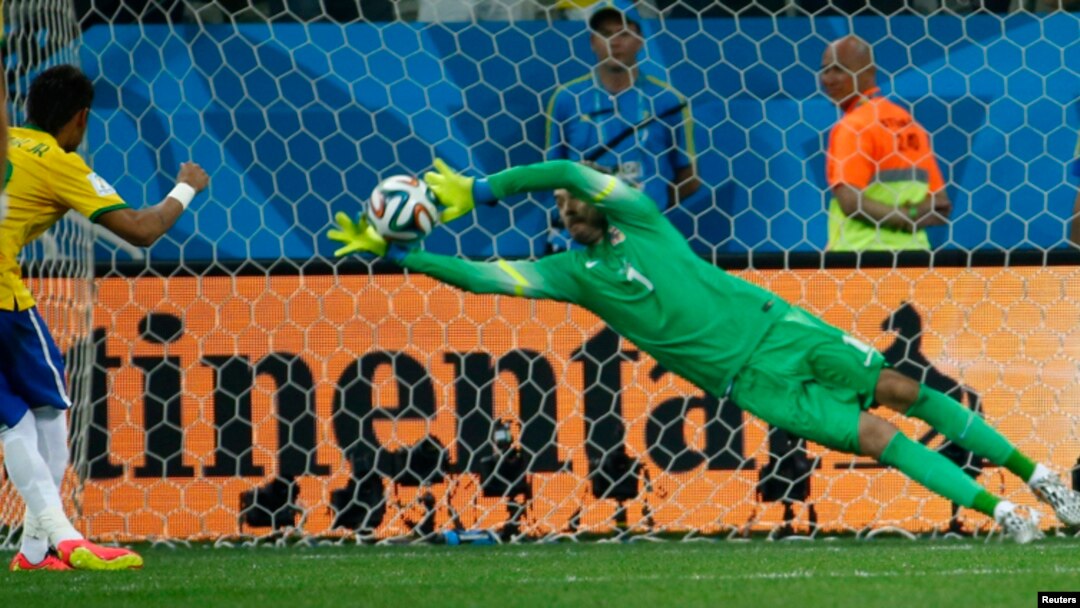 Penjaga gawang Kroasia Stipe Pletikos saat berlaga mempertahankan gawangnya dari tendangan bola Neymar dari Brazil dalam pertandingan pertama turnamen sepakbola Piala Dunia 2014 di Sao Paulo, Brazil (12/6).