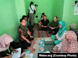 Matt Damon dan Gary White bersama anggota Koperasi Komida di Batang, 4-5 Juli 2018. (Foto: Water.Org)