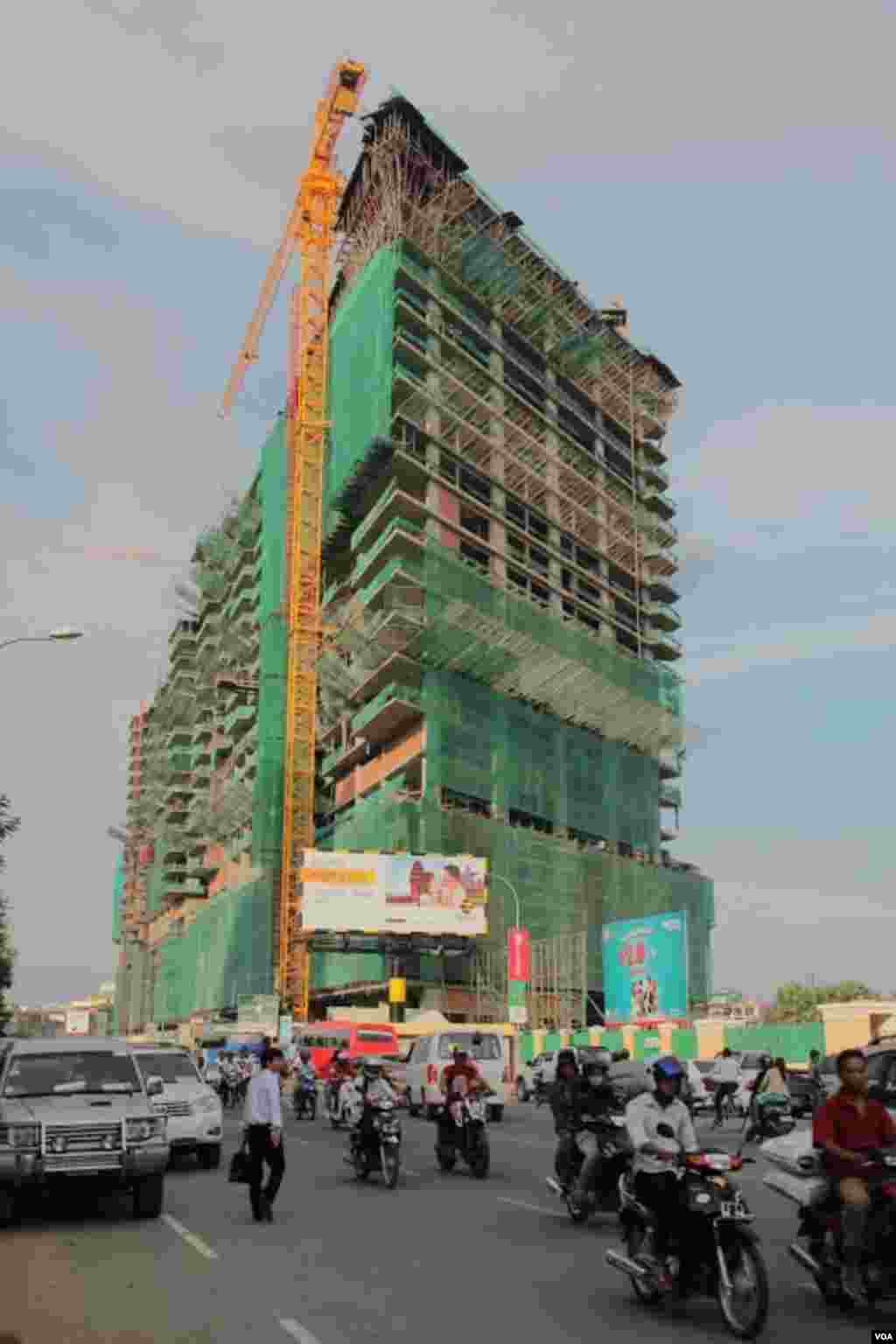 The construction of the Olympia City condominium project, northeast of the Olympic Stadium, September 29, 2014. (Nov Povleakhena/VOA Khmer)