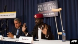 Robert Kyagulanyi, plus connu sous le nom de Bobi Wine, donne une conférence de presse en compagnie de son avocat Robert Amsterdam, Washington D.C., le 6 septembre 2018.