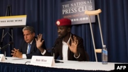 Le politicien ougandais Robert Kyagulanyi, plus connu sous le nom de Bobi Wine, donne une conférence de presse avec son avocat à Washington D.C., le 6 septembre 2018.