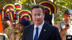 Ông Cameron là Thủ tướng đương nhiệm đầu tiên của Anh thực hiện một cử chỉ an ủi tại đài kỷ niệm các nạn nhân vụ tàn sát ở công viên Jallianwala Bagh.