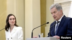 Finland's Prime Minister Sanna Marin and Finland's President Sauli Niinisto attend a joint news conference on Finland's security policy decisions at the Presidential Palace in Helsinki