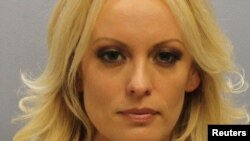 Stormy Daniels, cuyo verdadero nombre es Stephanie Clifford, la estrella de cine porno que dijo haber tenido una aventura con Donald Trump antes de convertirse en presidente de EE.UU., se muestra en esta foto publicada por la Oficina del Sheriff del Condado de Franklin, Columbus, Ohio. Julio 12, de 2018. La fotografía, cortesía de la Oficina del Sheriff del Condado de Franklin, fue procesada por Reuters para mejorar la calidad.