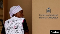 Mulher vota na capital Luanda nas eleições parlamentares de 2012