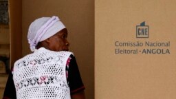 Mulher vota na capital Luanda nas eleições parlamentares de 2012