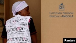 Mulher vota na capital Luanda nas eleições parlamentares de 2012 (foto de arquivo)