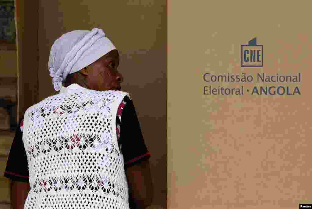 Mulher vota na capital Luanda nas eleições parlamentares de 2012