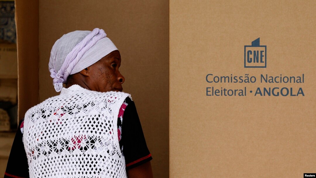 Mulher vota na capital Luanda nas eleições parlamentares de 2012