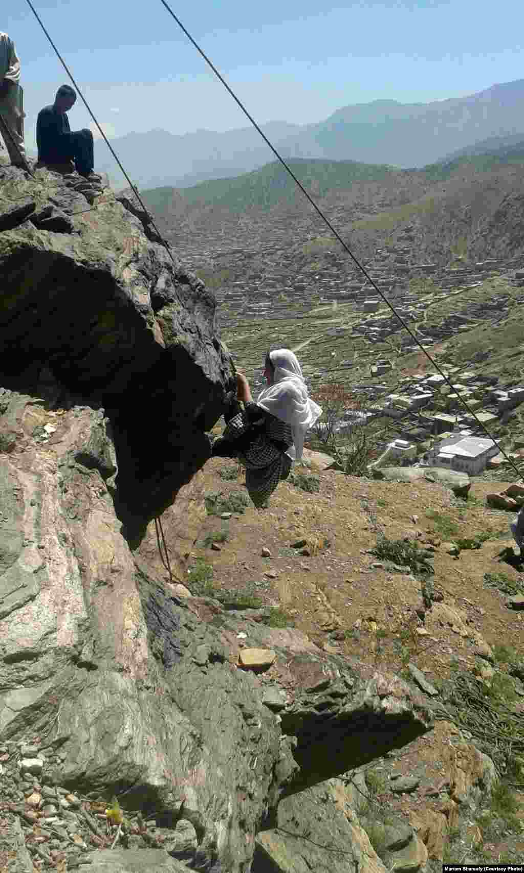 مریم شریفی در حال تمرین کوه نوردی در افغانستان. او آرزو دارد افغانستان روز میزبان رقابت های جهانی کوه نوردی باشد.