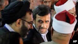 Presiden Iran Mahmoud Ahmadinejad bersama Sheikh Ahmed al-Tayeb (kiri) melakukan konferensi pers bersama di Al-Azhar, Kairo, Selasa (5/2). 