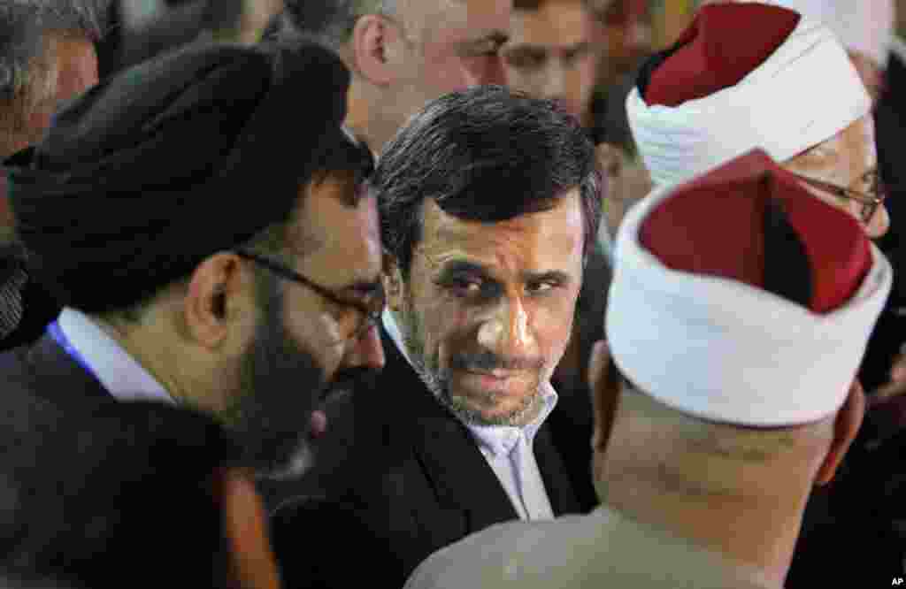 Iran's President Mahmoud Ahmadinejad attends a press conference with Egyptian Sunni clerics at Al-Azhar headquarters in Cairo, Egypt, February 5, 2013. 