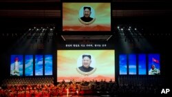지난 2018년 9월 북한 정권 수립 70주년을 맞아 평얀에서 열린 축하 공연에서 김정은 국무위원장의 얼굴이 대형 스크린에 보인다. 