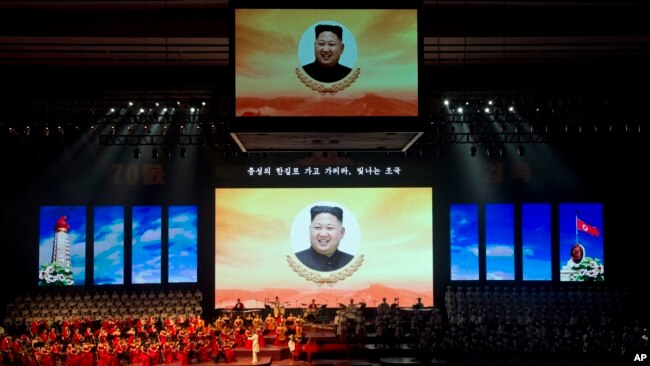 지난 2018년 9월 북한 정권 수립 70주년을 맞아 평얀에서 열린 축하 공연에서 김정은 국무위원장의 얼굴이 대형 스크린에 보인다.
