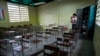 Una maestra prepara los materiales escolares en una escuela de Caracas, el 29 de septiembre de 2021.