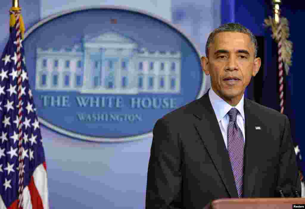  Le président américain Barack Obama réagit sur le décès de l&#39;ancien président sud-africain et prix Nobel de la paix Nelson Mandela, à la Maison Blanche le 5 décembre 2013. 