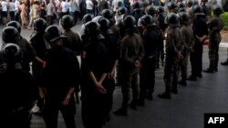 Des policiers marocains, dans la rue à Rabat, le 27 juin 2018.