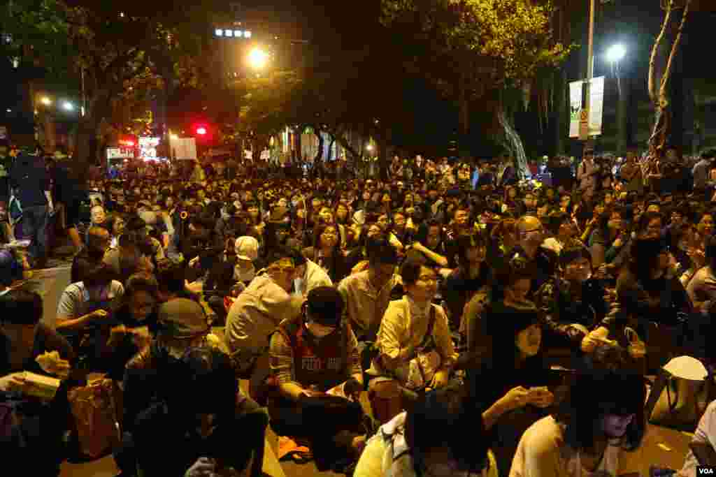 台湾民众参加太阳花退场晚会 (美国之音张佩芝 拍摄)