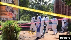 Des experts ougandais en explosifs sécurisent les lieux d'une explosion à Komamboga, une banlieue de la périphérie nord de Kampala, en Ouganda, le 24 octobre 2021. (REUTERS/Abubaker Lubowa)