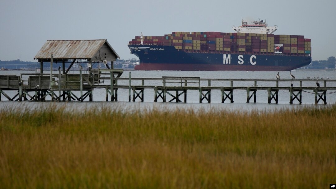 El buque portacontenedores MSC Naomi zarpa del puerto de Charleston, Carolina del Sur, el 28 de octubre de 2021.