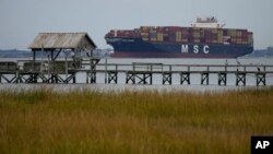 El buque portacontenedores MSC Naomi zarpa del puerto de Charleston, Carolina del Sur, el 28 de octubre de 2021.