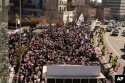 지난해 12월 윤석열 한국 대통령 지지자들이 대통령 관저 인근에 모여 시위를 벌이고 있다.