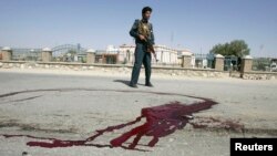 지난 5월 무장분자에 의한 테러 현장을 수색하는 아프가니스탄 경찰. (자료사진)