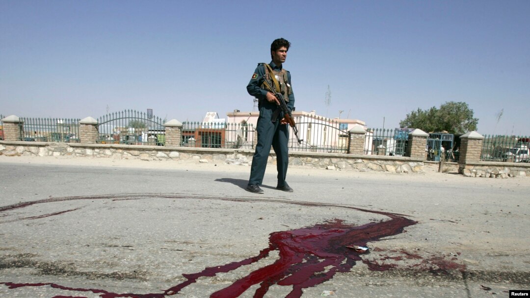 Cảnh sát Aghanistan canh gần các vết máu trên mặt đất tại các hiện trường một vụ nổ bom ở tỉnh Ghazni.